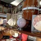 ...e mappamondi di vari formati: dal tascabile al gigante in legno, con le rotte dei naviganti